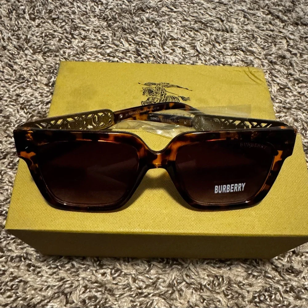 Fashion Tortoise Shell Sunglasses - Picture 2 of 7